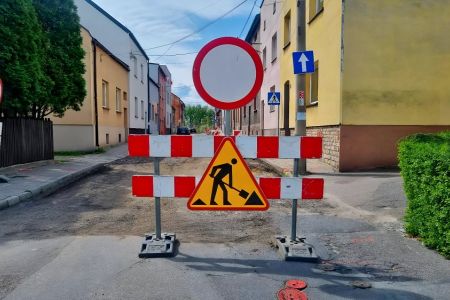 Ruszyła przebudowa ulic na bieruńskiej starówce.  Sprawdź, jak odbywa się ruch!
